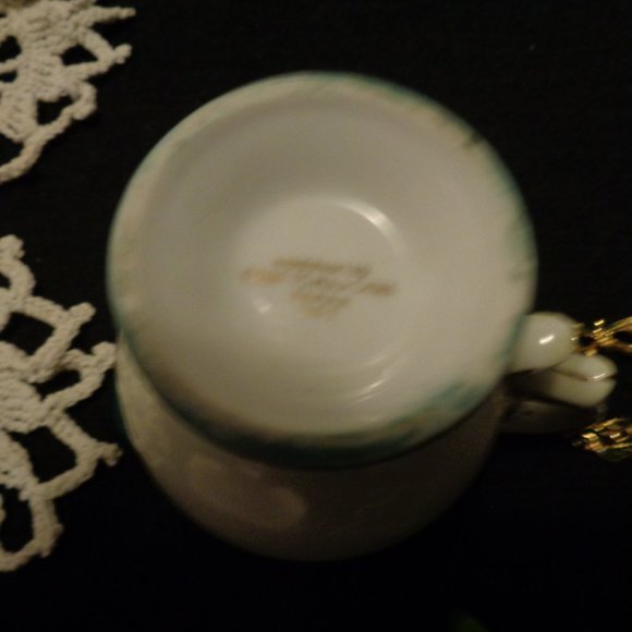 JUNK DRAWER VINTAGE GREENS CREAMER, DOILYS, JEWELRY & DODADS LOT - Picture 4 of 8